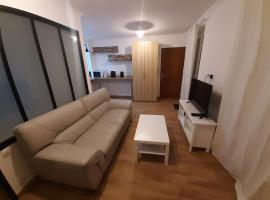 Appartement 2 pièces, proche RER, Bus et chateau，位于朗布依埃的酒店