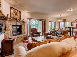 Los Pinos - Luxury Breckenridge SkiCondo，位于布雷肯里奇的酒店
