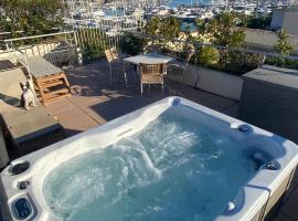 Penthouse vue mer et jacuzzi privé，位于昂蒂布的带按摩浴缸的酒店