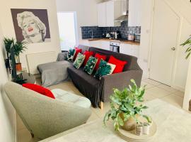 CENTRAL BRIGHTON nr the Train Station - Modern Townhouse with a Private Patio for Holidays, Contractors & Longer Stays，位于布莱顿霍夫的酒店