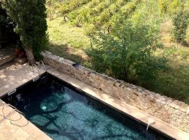 Charming villa in the countryside with swimmingpool，位于Fabrezan的酒店