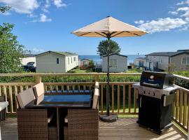 Lydstep Beach BayView 3-Bedroom Holiday Home，位于滕比的酒店