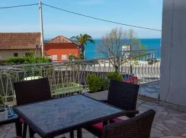Apts&rooms Robi-50m from beach