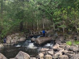 Chalet Ski Mont Calm Water Falls River Rawdon，位于罗登的酒店