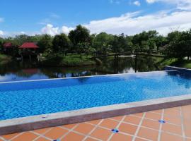 Api-api Eco Chalet，位于立咯海滩的带泳池的酒店