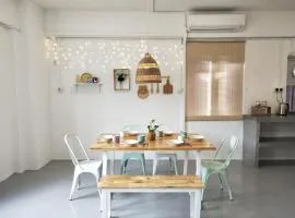 "Cloth Art Homestay" 4 min walk to car free zone by Shine Stay