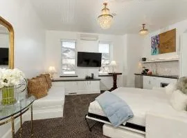 Independence Square 310, Chic, Remodeled Studio w/ Great Location in Aspen, A/C, & Kitchenette