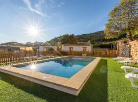 Stunning home in Frailes with WiFi, 8 Bedrooms and Outdoor swimming pool，位于Frailes的酒店