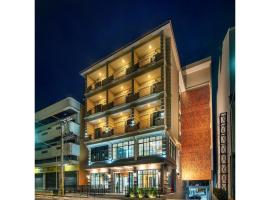 Nine River Hotel，位于拉差汶里卡侬寺南雅皮影戏附近的酒店