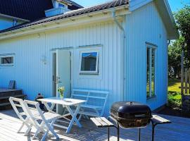 4 person holiday home in ker，位于Öckerö的乡村别墅