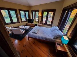 The Front Porch Room of a 140-Year-Old Victorian House，位于奥兰治维尔的酒店