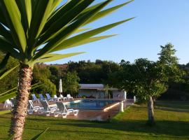 Monte Do Adail Turismo Rural Casa De Campo，位于米尔芳提斯城的带泳池的酒店