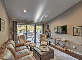 Pinehurst Gem on Golf Course and Putting Green!，位于派恩赫斯特的酒店