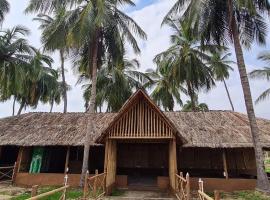 coconut tree guest house，位于亨比的豪华帐篷营地