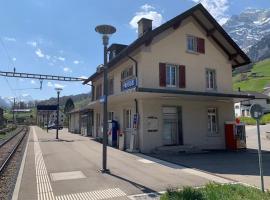 Revier schlicht und bahnsinnig，位于MitlödiLuftseilbahn Kies-Mettmenalp (Garichtistausee)附近的酒店