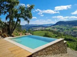 Maison charmante à Saint-Georges-de-Luzençon avec jacuzzi