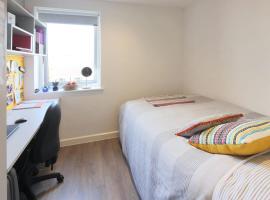 For Students Only Private Bedrooms with Shared Kitchen at Riverside Way in Winchester，位于温彻斯特的酒店