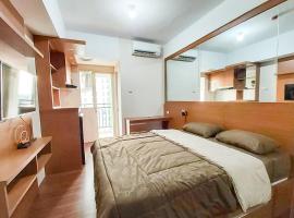 RedLiving Apartemen Green Lake View Ciputat - Juragan Rooms Tower B with Fast Wifi，位于庞多克卡贝希利尔的酒店