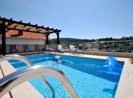 Brand new luxury villaRoof pool Avbl in season