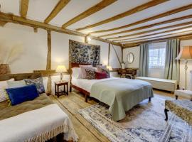 Tudor Cottage by Spa Town Property - Historic Charm in Warwick Town Centre，位于沃里克的酒店