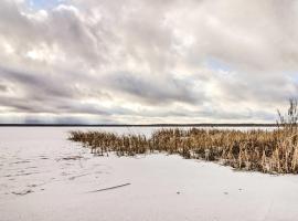 Quiet Lakefront Grand Rapids Cabin on 5 Acres，位于大急流城的酒店