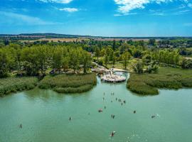 Balatontourist Berény Naturist Camping，位于鲍洛通拜雷尼的露营地