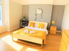 Swansea Beach Townhouse - 350 yard from the beach!，位于斯旺西的酒店