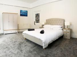 April Lodge Summer Breeze -3Bed-Sleeps 6-Parking-Walk to the beach-Spacious-Families-Groups-Professionals-Contractors Welcome，位于伯恩茅斯的酒店