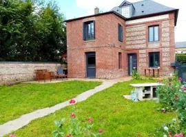 Maison confortable à Saint-Vaast-d'Équiqueville avec garage.