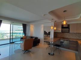 Lovely Apartment with Jacuzzi and Fantastic Sea View near Beach in Antalya，位于Toslak的酒店