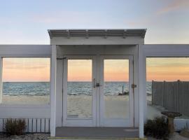 By The Sea Guests Bed & Breakfast and Suites，位于丹尼斯港的酒店