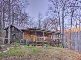 Hendersonville Cabin with Deck and Mountain Views，位于亨德森维尔的乡村别墅