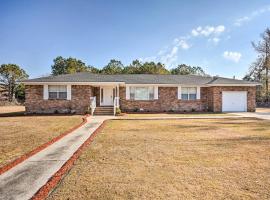 Moncks Corner Home with Yard Near Lake Moultrie，位于蒙克斯科纳的酒店