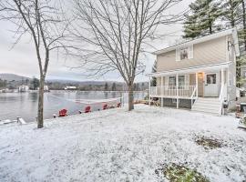 Lake Luzerne Home with Fire Pit on Hudson River，位于Lake Luzerne的酒店