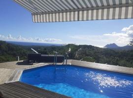 Chambre chez l'habitant avec piscine privative et vue panoramique sur la mer des caraïbes，位于Desmarinières的酒店