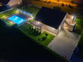 Villa Fila，位于锡尼的带泳池的酒店