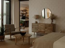 Narrativ Lofts - Serena - Beautiful Colonial Suite，位于坎佩切坎佩切XXI会展中心附近的酒店
