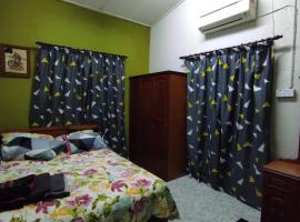 Homestay Opah Parit Buntar, Perak，位于巴力文打的酒店