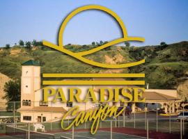 Paradise Canyon Golf Resort, Signature Walkout Condo 380，位于莱斯布里奇县机场 - YQL附近的酒店