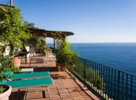 Unique, waterfront Villa la Madonnina for 6, waterfront, pool, parking