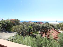 Apartments Karas on the island of Pag，位于曼德雷的民宿