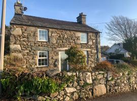 Beautiful Cottage in Llanfair with ocean views，位于Llanfair的酒店