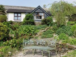 Greenswood Cottage - Cosy cottage, rural location, beautiful landscaped gardens with pond and lake，位于达特茅斯的酒店