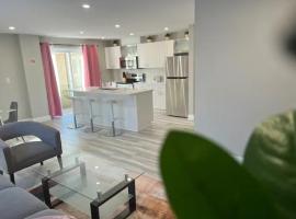 ENTIRE 2 BEDROOM APARTMENT DOWNTOWN - u2，位于基奇纳的酒店