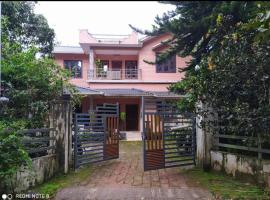 Puzhayoram home stay, Palakkuli, Mananthavadi wayanad kerala，位于玛纳多迪的带停车场的酒店