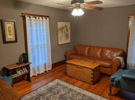 Large Bakery Apartment - Central Downtown Location，位于Fredonia的酒店