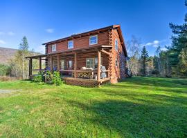 Pet-Friendly New York Cabin with Hot Tub and Game Room，位于Maplecrest的酒店
