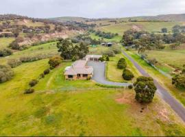 Peaceful FarmHouse stay next to Bacchus Marsh Town，位于Bacchus Marsh的酒店
