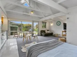 Apollo Bay Beach Hut ~ Wifi ~ Opposite The Ocean