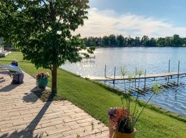 The Lakefront Home - 5 Minutes From Detroit Lakes!，位于底特律莱克斯的酒店